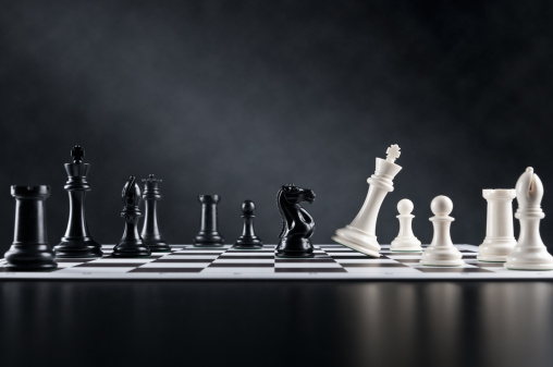 Checkmate mover, ajedrez Knight está revisando ajedrez King, tablero de ajedrez photo