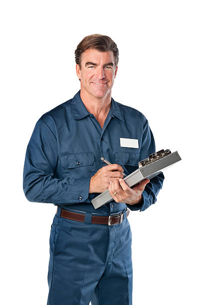 riparatore in uniforme blu con appunti - clipboard men sales occupation maintenance engineer foto e immagini stock