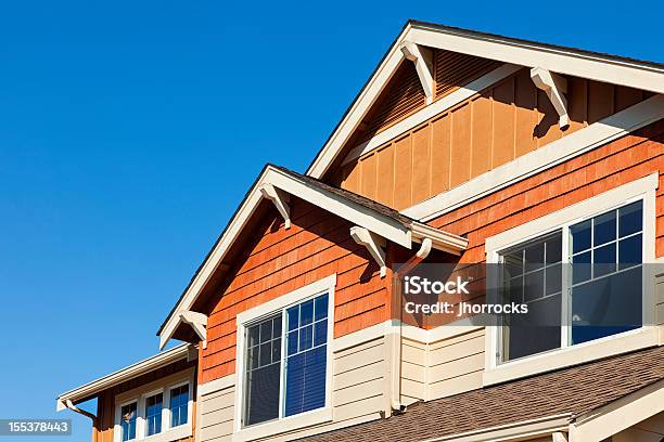 En El Último Piso Con Cielo Azul Foto de stock y más banco de imágenes de Casa - Casa, Canaleta del tejado, Cielo