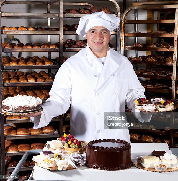 Stolzer Besitzer Von Kleine Bäckerei Stockfoto und mehr Bilder von Herstellendes Gewerbe - Herstellendes Gewerbe, Kuchen, 30-34 Jahre