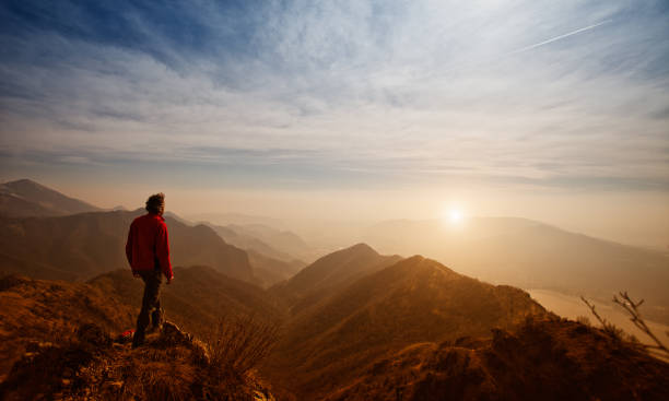 walker hiker homem no topo da montanha - como mountain horizon landscape imagens e fotografias de stock