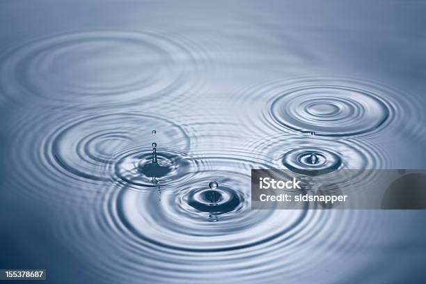 Gotas De Água Cair Na Piscina Azul - Fotografias de stock e mais imagens de Ondulado - Descrição Física - Ondulado - Descrição Física, Água, Abstrato