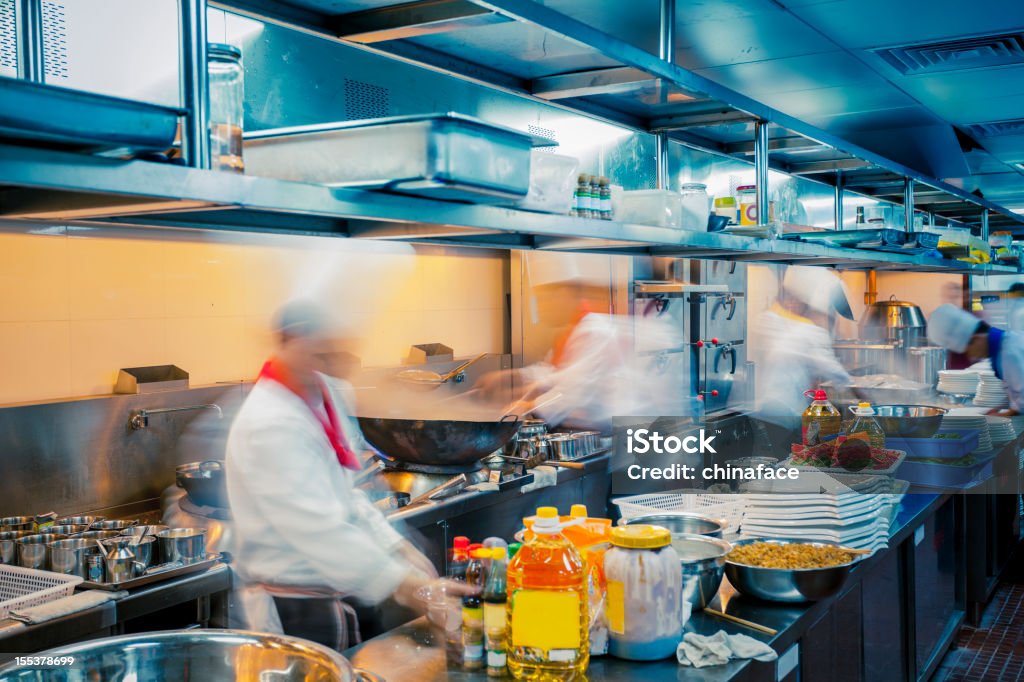 chefs de movimento de uma cozinha de restaurante - Foto de stock de Chef de cozinha royalty-free