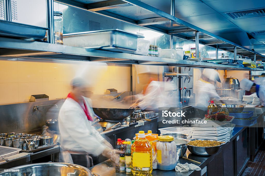 Съёмка шеф-повара ресторана kitchen - Стоковые фото Духовка роялти-фри