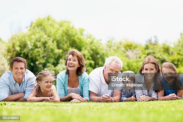 Tres Generaciones De Amor Y Risas Foto de stock y más banco de imágenes de Familia - Familia, Fila - Arreglo, Hierba - Pasto