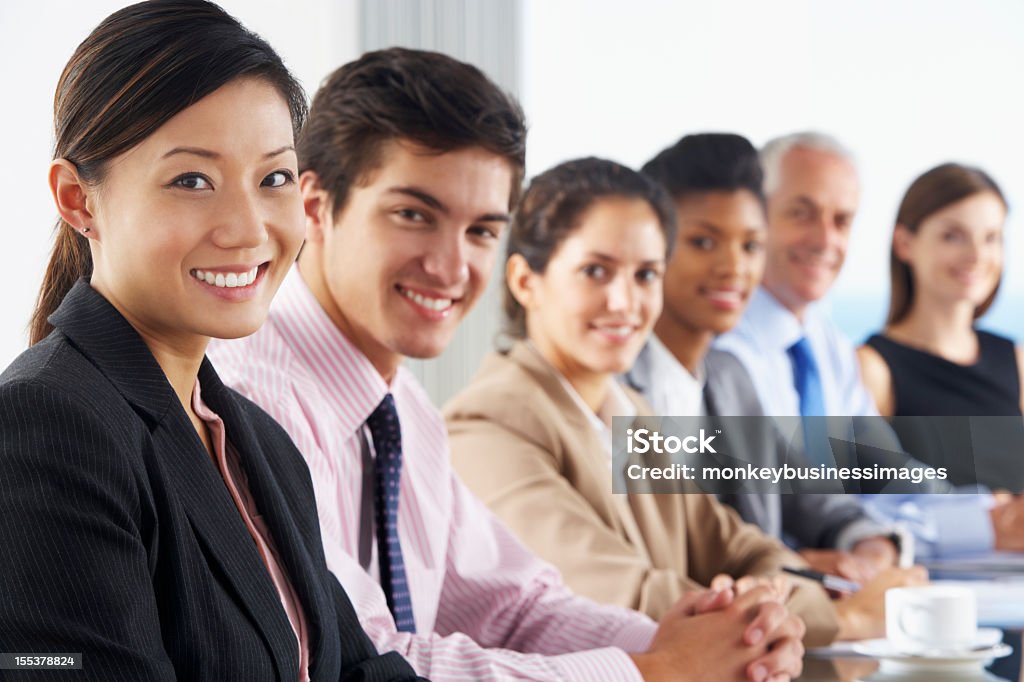 Línea de negocios personas escuchando la presentación listos en Glas - Foto de stock de Adulto libre de derechos