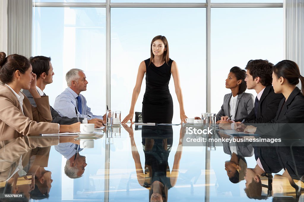 Gruppe von Geschäftsleuten, die Sitzung - Lizenzfrei Generaldirektor - Oberes Management Stock-Foto