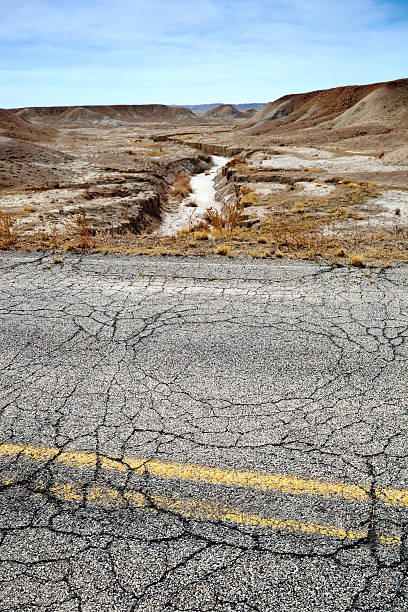 strada deserto paesaggio - sonoran desert desert badlands mesa foto e immagini stock