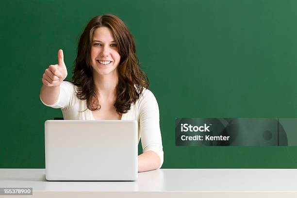 Estudante Sorridente Com Laptop Com O Polegar Para Cima - Fotografias de stock e mais imagens de Polegar para Cima