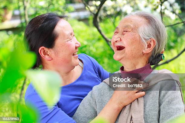 Foto de Feliz Mulher Sênior Com A Filha e mais fotos de stock de 45-49 anos - 45-49 anos, 50-54 anos, Adulto