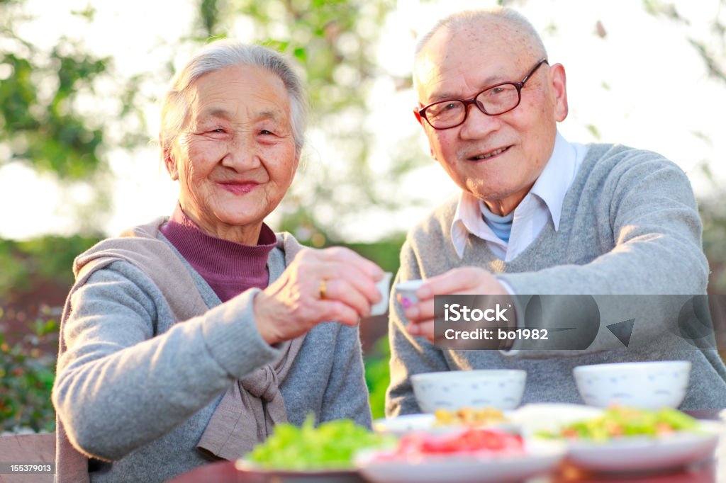 Пожилая пара с ужином в саду - Стоковые фото 80-89 лет роялти-фри