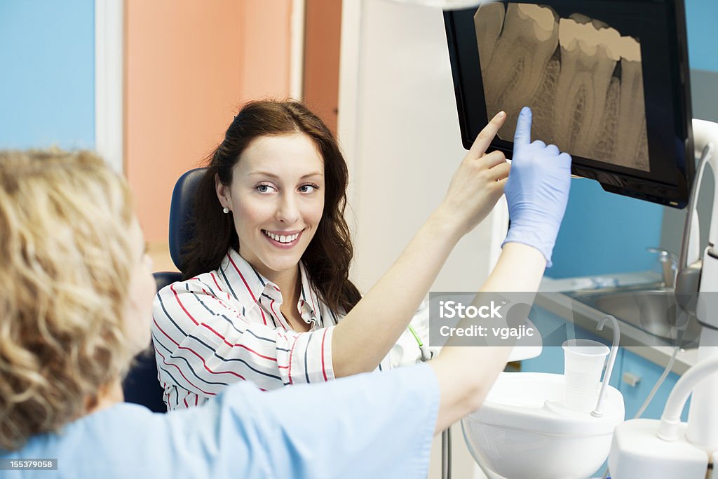 Dentista explicando o raio-X a imagem profissional de - Royalty-free 30-39 Anos Foto de stock