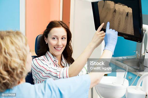 Dentista Explicando O Raiox A Imagem Profissional De - Fotografias de stock e mais imagens de 30-39 Anos