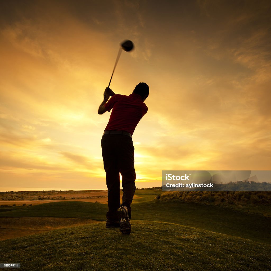 Golfeur se balancer au coucher du soleil - Photo de Golf libre de droits