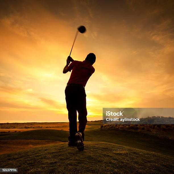Photo libre de droit de Golfeur Se Balancer Au Coucher Du Soleil banque d'images et plus d'images libres de droit de Golf - Golf, Coucher de soleil, Green de golf