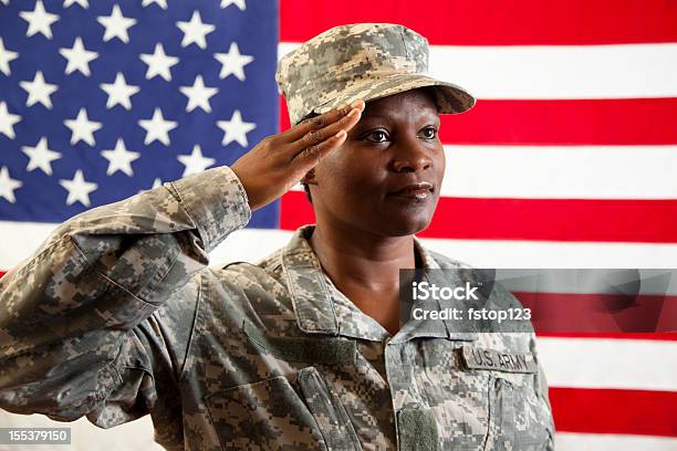 Женщины В Вооруженных Сил Форма Отдать Честь Американский Флаг Солдат — стоковые фотографии и другие картинки Отдать честь