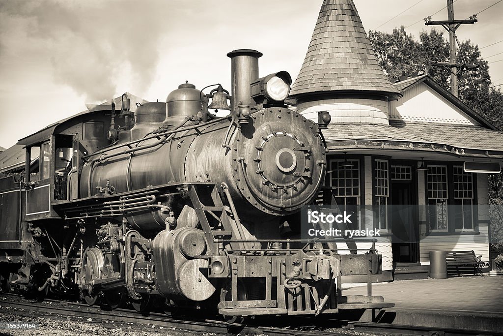 Vintage motor a vapor no histórico Plataforma de Estação de trem - Foto de stock de Antiguidade royalty-free