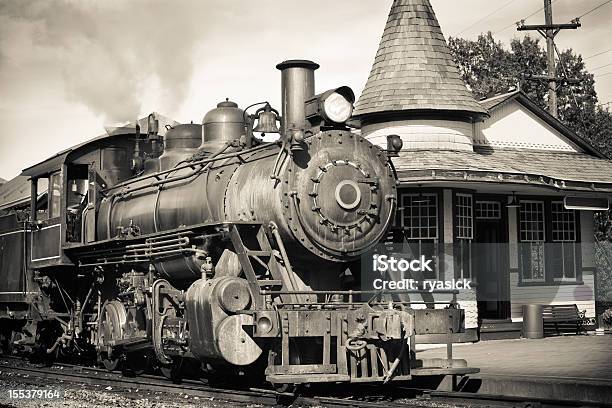 Foto de Vintage Motor A Vapor No Histórico Plataforma De Estação De Trem e mais fotos de stock de Antiguidade