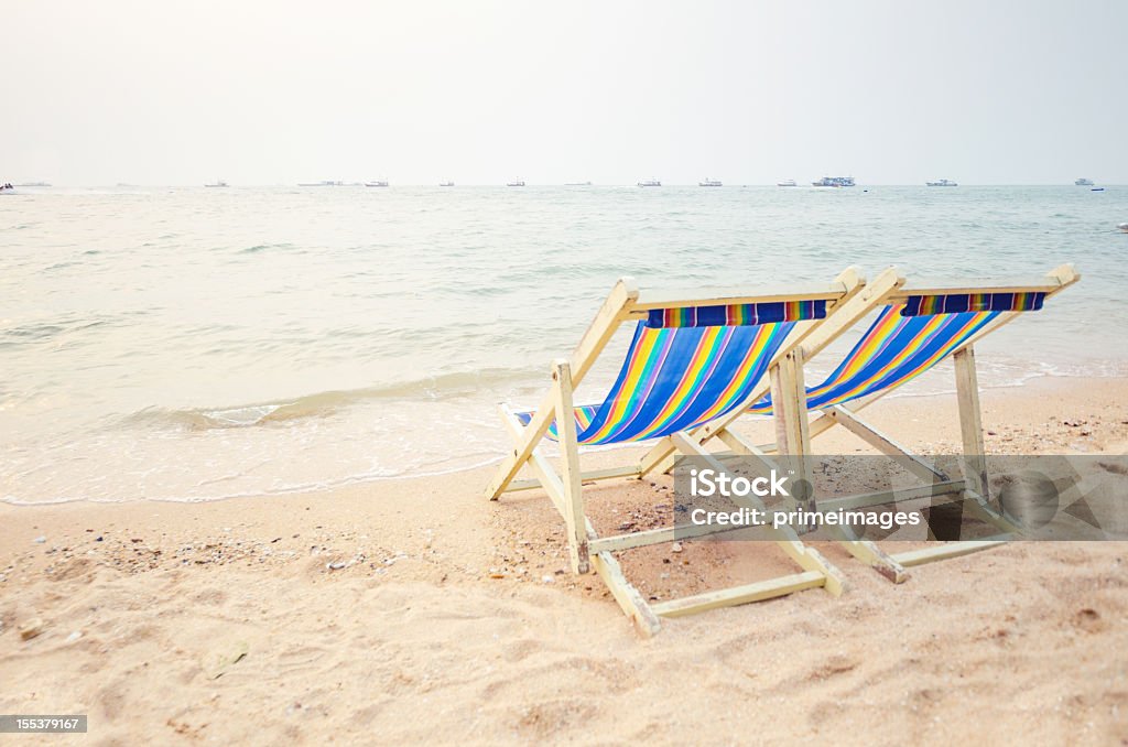 Sillas de playa de arenas blancas de la playa tropical perfecto. - Foto de stock de Actividades recreativas libre de derechos