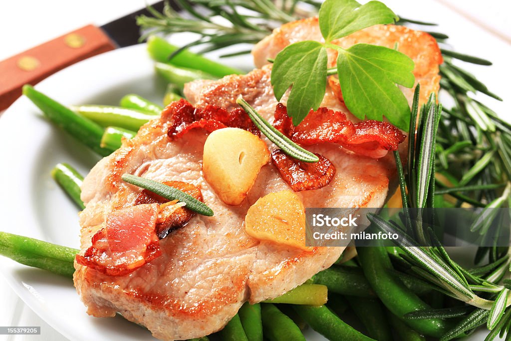 Côtelette avec haricots verts - Photo de Ail - Légume à bulbe libre de droits