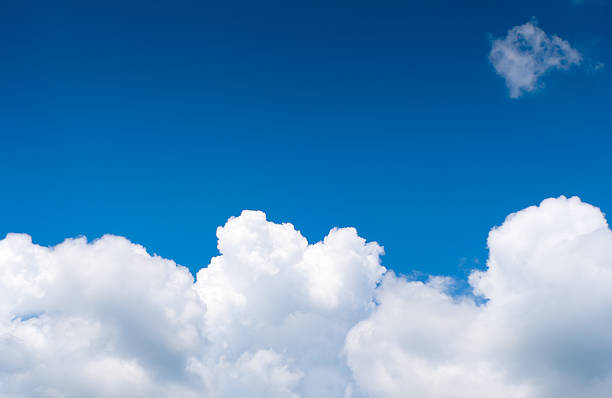 drammatico cielo nuvoloso. - cloud cumulus cloud cloudscape sky foto e immagini stock