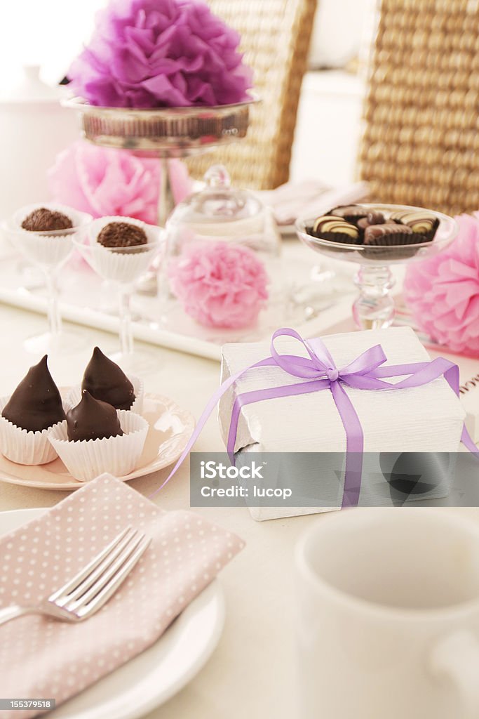 Tisch-Einstellung mit Geschenk-box, Schokolade und Rosa pom pons - Lizenzfrei Muttertag Stock-Foto