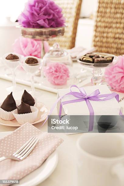 Tischeinstellung Mit Geschenkbox Schokolade Und Rosa Pom Pons Stockfoto und mehr Bilder von Muttertag
