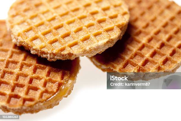 Gebäck Waffeln Mit Zuckersirup Lage Zwischen Niederländischestroopwafels Stockfoto und mehr Bilder von Braun