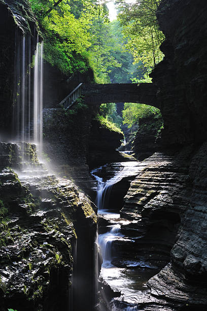 rainbow falls w watkins glen state park - watkins glen zdjęcia i obrazy z banku zdjęć