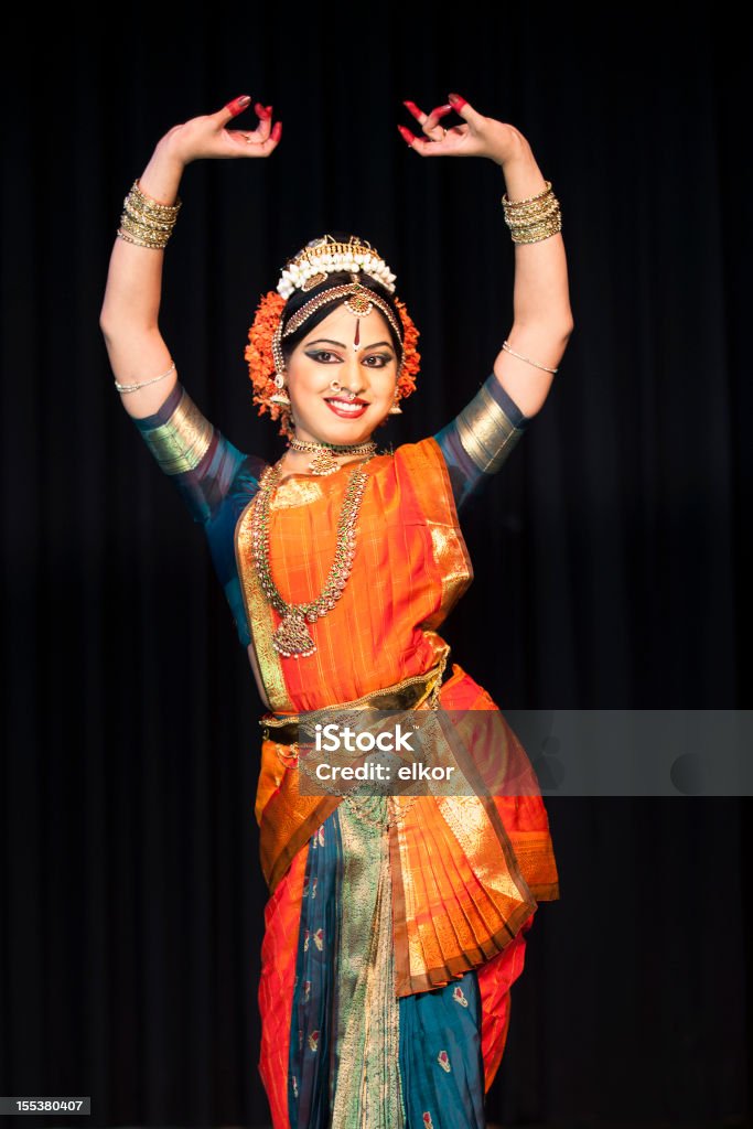 Schöne indische Kuchipudi Tänzer auf der Bühne durchführen - Lizenzfrei Bharatanatyam - Indischer Tanzstil Stock-Foto