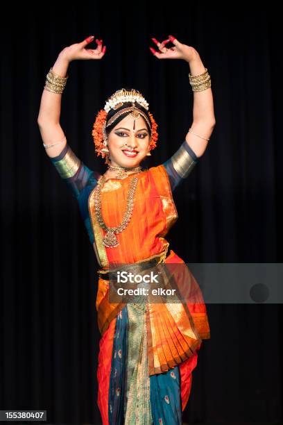 Schöne Indische Kuchipudi Tänzer Auf Der Bühne Durchführen Stockfoto und mehr Bilder von Bharatanatyam - Indischer Tanzstil