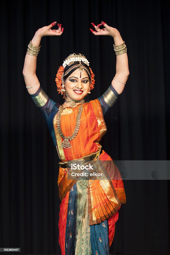 Linda bailarina Kuchipudi indiano a executar no palco - Royalty-free Dança Bharatanatyam Foto de stock