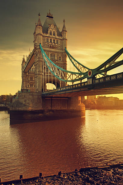tower bridge et de la rivière thames à l'aube - london england sunlight morning tower bridge photos et images de collection