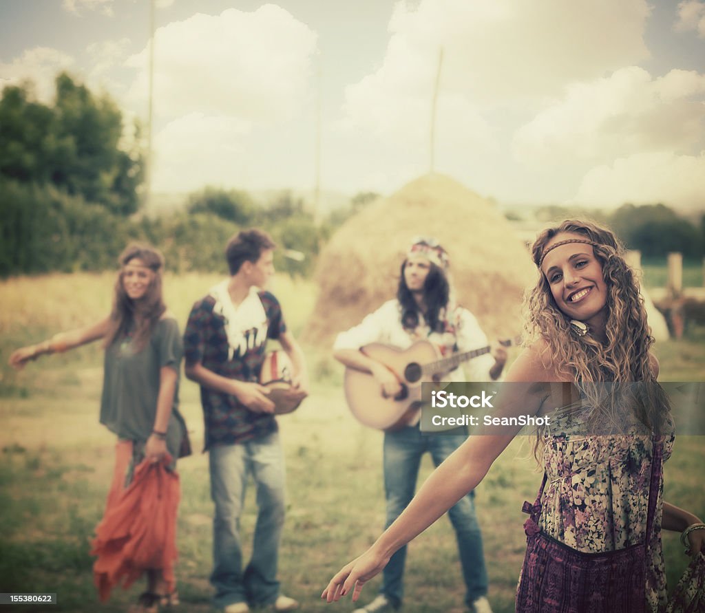 Hippie garota dançando com seus amigos - Foto de stock de Hippie royalty-free