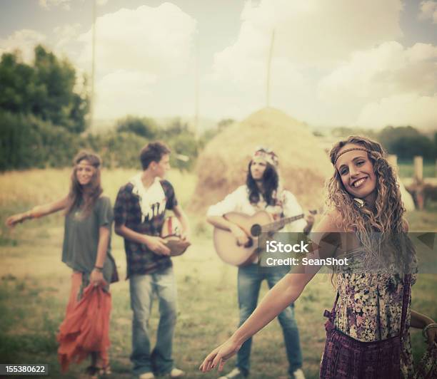 Foto de Hippie Garota Dançando Com Seus Amigos e mais fotos de stock de Hippie - Hippie, 1960-1969, Adolescentes Meninas