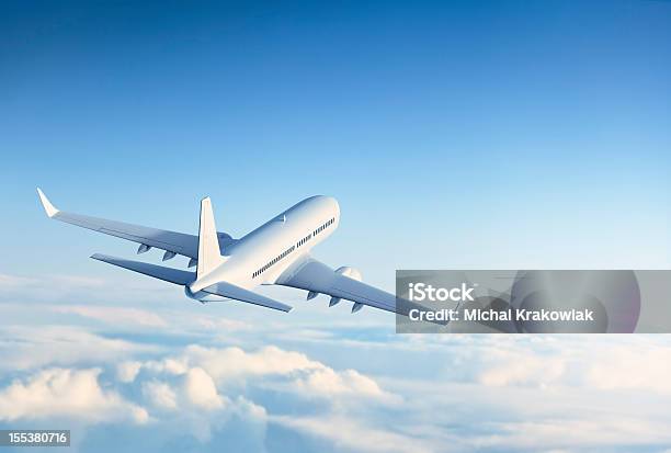 Komercyjne Jet Pływające Przez Chmury - zdjęcia stockowe i więcej obrazów Samolot - Samolot, Latać, Samolot komercyjny