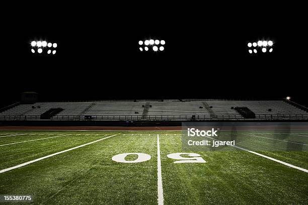 Football Field Bei Nacht Stockfoto und mehr Bilder von Football-Feld - Football-Feld, Amerikanischer Football, Nacht