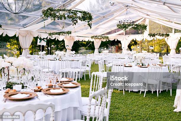 Cena De Celebración De Bodas Foto de stock y más banco de imágenes de Boda - Boda, Recepción nupcial, Aire libre