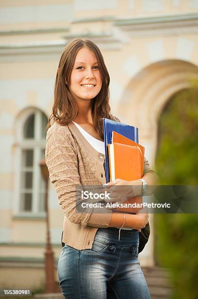 Brunette Frau Student Stockfoto und mehr Bilder von Beginn des Schuljahres - Beginn des Schuljahres, Bildung, Blick in die Kamera