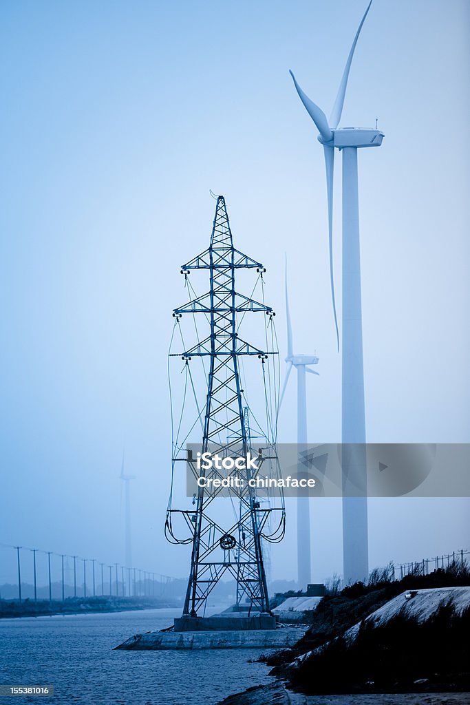 wind turbine und elektrische towers - Lizenzfrei Biegung Stock-Foto