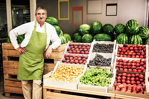 petite entreprise propriétaire de magasin de fruits et légumes - fruits et légumes photos et images de collection