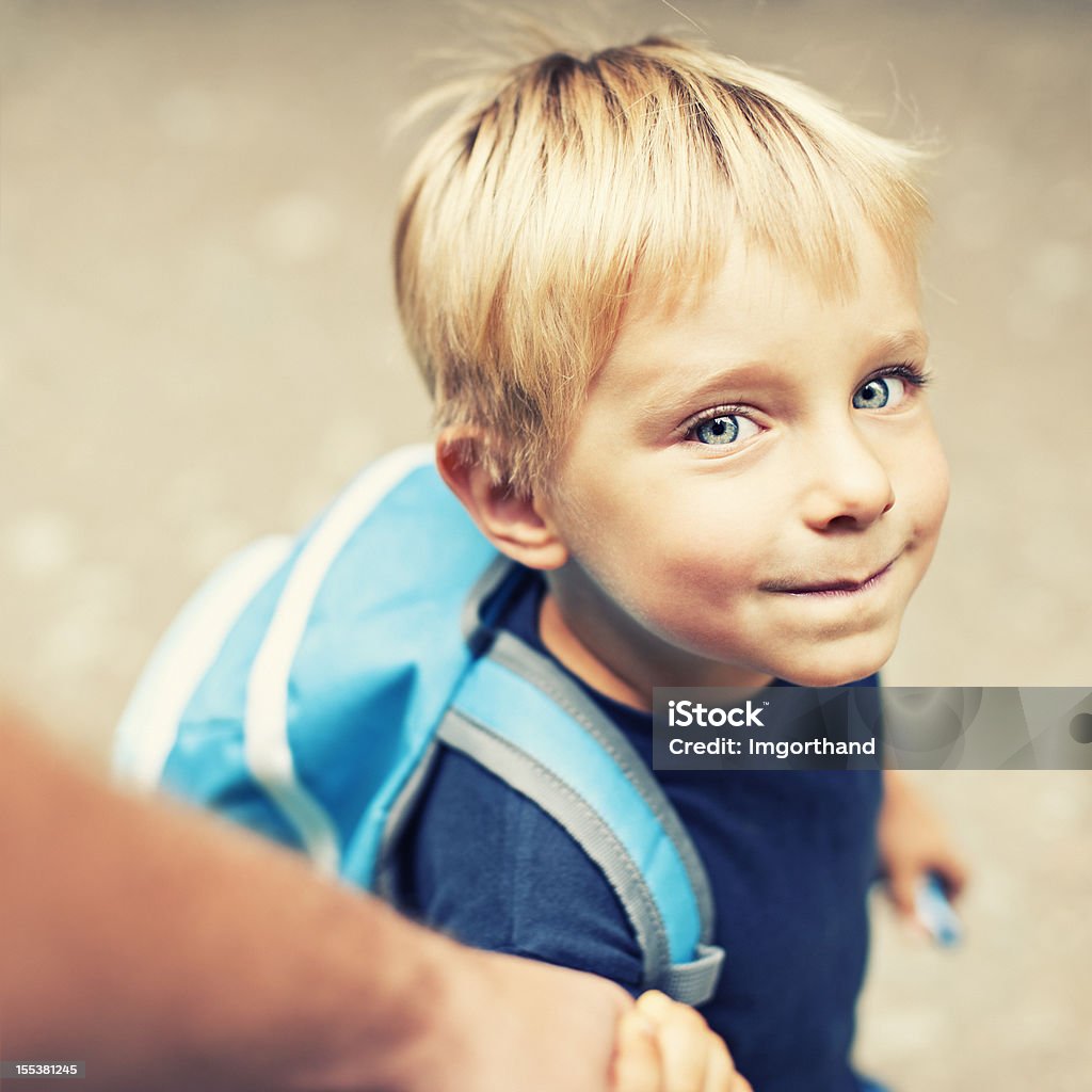 A hijo al colegio - Foto de stock de Niño libre de derechos