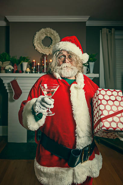 サンタが悪いの浪費 - humor bizarre drinking cocktail ストックフォトと画像