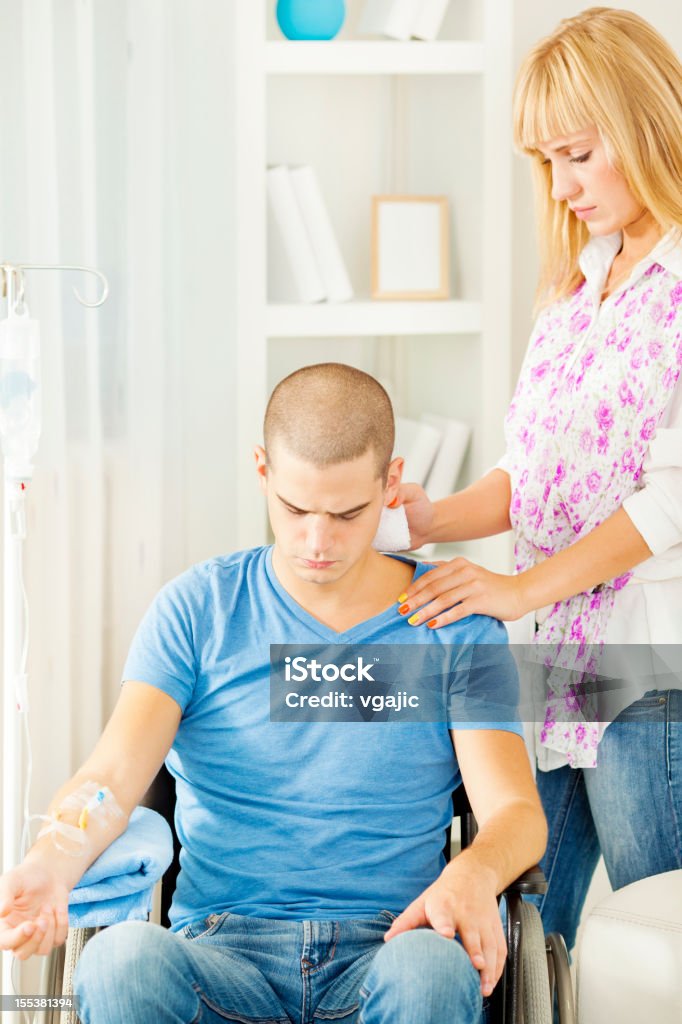 Giovane uomo riceve la chemioterapia a casa - Foto stock royalty-free di Cancro - Tumore