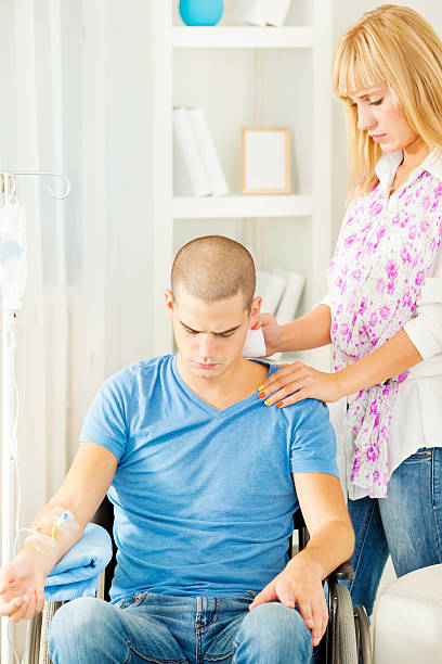 jovem recebendo de quimoterapia em casa - patient massaging cancer leukemia - fotografias e filmes do acervo