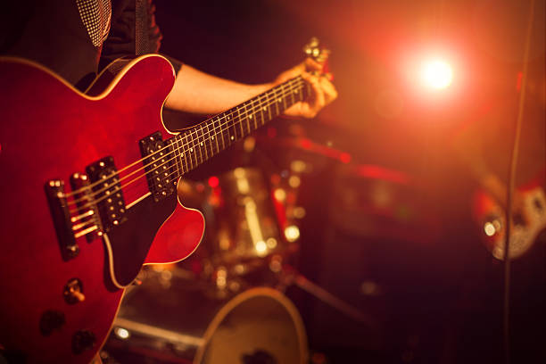 guitarrista a tocar guitarra - guitar electric guitar modern rock metal imagens e fotografias de stock