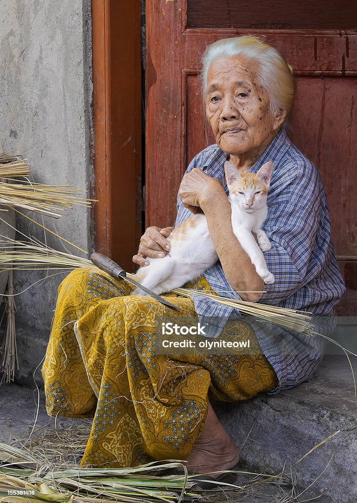 Centenarian Lady con gatto - Foto stock royalty-free di Ultracentenario