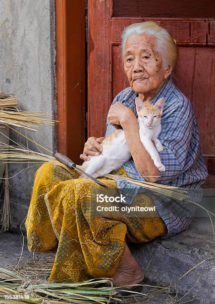 Centenarian Lady Con Gatto - Fotografie stock e altre immagini di Ultracentenario - Ultracentenario, 80-89 anni, Adulto