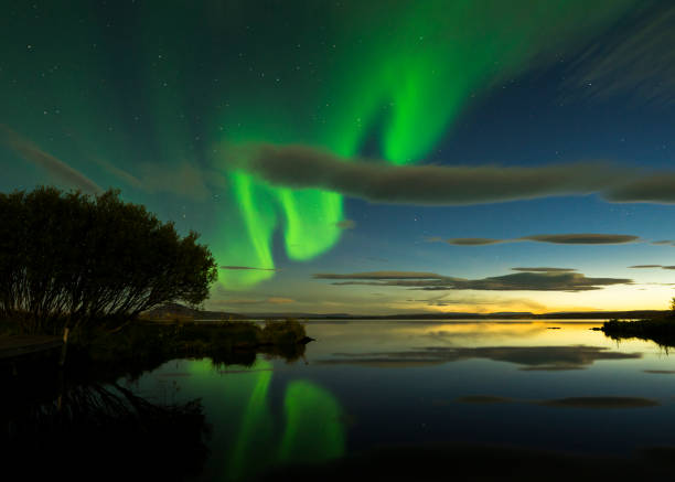 aurora borealis auf island - iceland meteorology aurora borealis galaxy stock-fotos und bilder