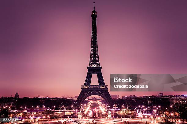 Photo libre de droit de Romantique À Paris Avec Tour Eiffel banque d'images et plus d'images libres de droit de Tour Eiffel - Tour Eiffel, Paris - France, Nuit